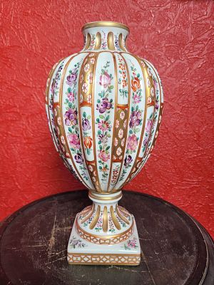 Ваза фарфоровая Porcelaine de Paris старый Париж. Великолепная эффектная ваза, богато украшенная 