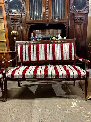 Антикварный диван и кресло, 19 в. Ножки в бронзовых башмачках стилизованных под звериные лапы. 