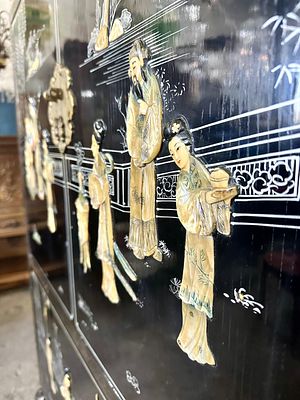 Винтажный буфет в стиле шинуазри, Китай начало 20 века. Украшен объемными фигурами из 