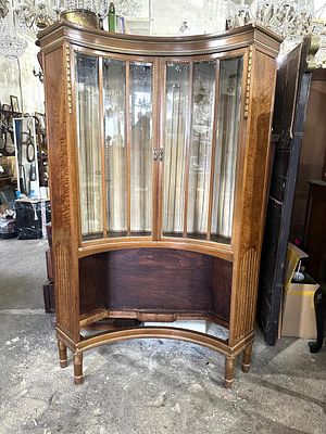 Старинная антикварная витрина, до 1920 года. Витрина имеет крепления в стену. Состояние хорошее 