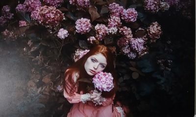 אמן לא מזוהה - אישה ופרחים צילום אומנותי על נייר מוצמד לאלומניום 60X40