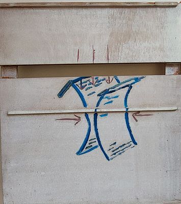 עידו בראל - בכל הכיוונים: התרחבות או תנועה לכל הצדדים, ללא כיוון מוגדר. טכניקה על עץ 62X52 חתום