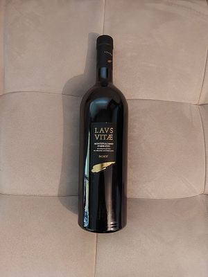 יין אדום - לאוס ויטה 2005,היין נשמר במקרר בטמפרטורה מבוקרת .מכירת אלכוהול אך ורק לאנשים שמלאו להם 