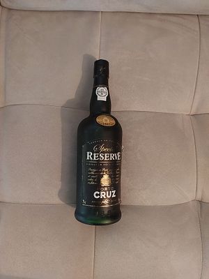 יין אדום - פורטו קרוז רזרב ממוספר, היין נשמר במקרר בטמפרטורה מבוקרת .מכירת אלכוהול אך ורק לאנשים 