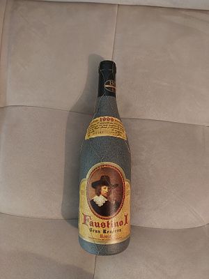 יין אדום - בודגס פאוסטינו ממוספר, היין נשמר במקרר בטמפרטורה מבוקרת .מכירת אלכוהול אך ורק לאנשים 