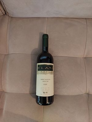 יין אדום - פלאם רזרב קברנה סוביניון וינטאז׳ 2008,היין נשמר במקרר בטמפרטורה מבוקרת .מכירת אלכוהול 