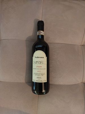 יין אדום - וולטרונה קיאנטי 2012,היין נשמר במקרר בטמפרטורה מבוקרת .מכירת אלכוהול אך ורק לאנשים 