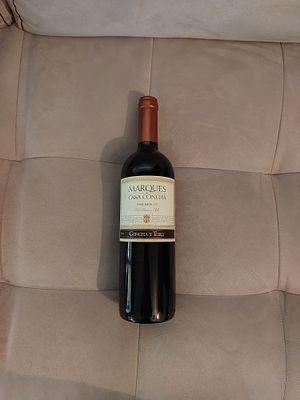 יין אדום - מארקז קאזה קונצ׳ה מרלו 1998,היין נשמר במקרר בטמפרטורה מבוקרת .מכירת אלכוהול אך ורק 
