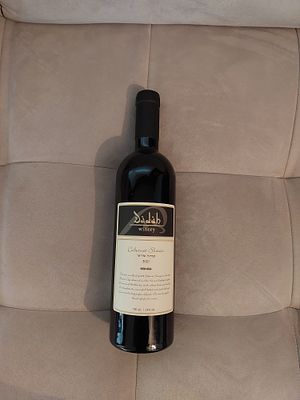 יין אדום - דדה קברנה שיראז 2021,היין נשמר במקרר בטמפרטורה מבוקרת .מכירת אלכוהול אך ורק לאנשים 