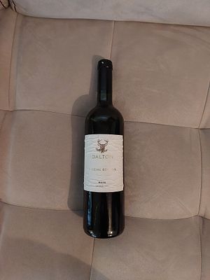 לבן - דלתון מהדורה מיוחדת, היין נשמר במקרר בטמפרטורה מבוקרת .מכירת אלכוהול אך ורק לאנשים שמלאו להם 