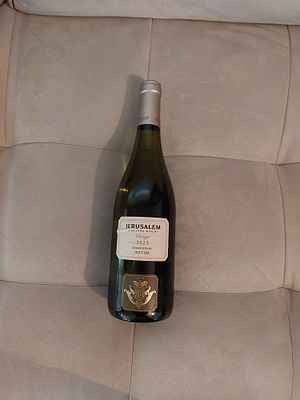 לבן - ירושלים שרדונה 2023,היין נשמר במקרר בטמפרטורה מבוקרת .מכירת אלכוהול אך ורק לאנשים שמלאו להם 