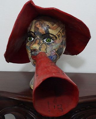 אמן לא מזוהה - זעקת הנשים די לאלימות . פסל קרטון 35&times;64 חתום