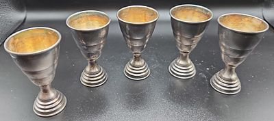 סט גביעי קידוש, כנראה מצופים כסף.