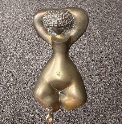 אילנה גור - אישה משכימה – Morning\Mourning. פסל גדול ברונזה 40X20X15 חתום . פסל קטן 5 ס"מ. 
אישה 