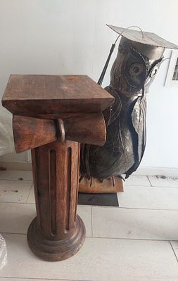 מיוחס אהוד (אודי) דיין . - הפרקליט הינשוף . פסל ברזל ומעמד גודל הינשוף 97X60 . גודל המעמד 76X30 