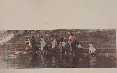 מירית לשם - נשים מכבסות . צילום וקולאז' ושמן על בד 20X30 חתום .