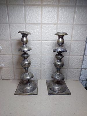 זוג פמוטים עתיקים ומיוחדים . יש חתימה ציפוי כסף.