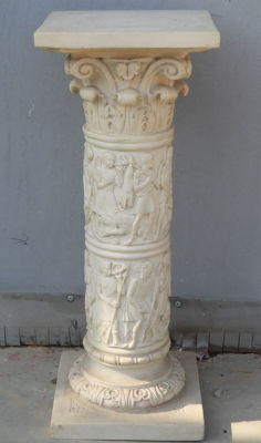 אמן לא מזהה - מעמד לפסל . מעמד מחומר לא ידוע גובה 60 ס"מ.