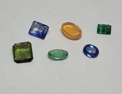 לוט 6 אבני חן מלוטשות , סיטרין , טורמלין ירוק, 2 אבני אמרלד ואבני ספיר נחלים, 5.4 