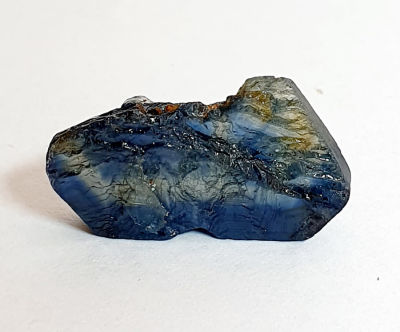 אבן ספיר כחול , חצי מלוטשת באופן טבעי , 14.3 קראט , מיוחדת במינה ,טבעית מכספת 