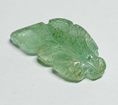 אבן אמרלד קולומביאנית מלוטשת ומגולפת כעלה ,5.3 קראט ,טבעית מכספת באחריות מלאה