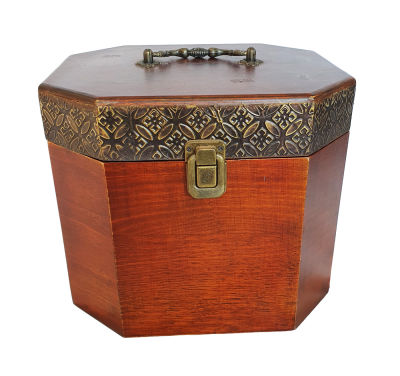 קופסא ענקית וישנה מעץ גובה 24 ובתוכה כמות ענקית של מטבעות מישראל ומחו"ל. לא 