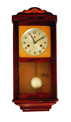 שעון קיר ישן כנראה סיני , מצב עבודה כולל מטוטלת ומפתח , אורך 55