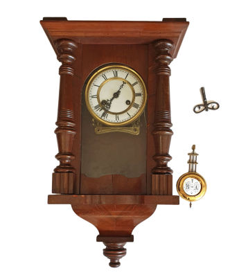 שעון קיר גרמני ישן מעץ , כולל מטוטלת ומפתח , מצב עבודה , גובה 55