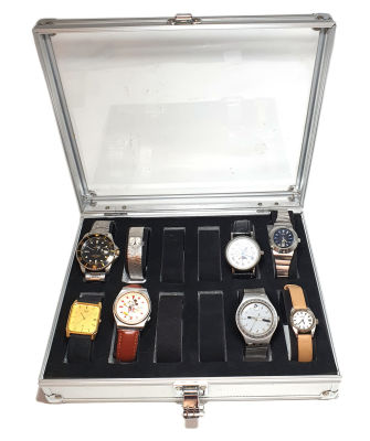 קופסא עם 8 שעונים , חלקם עובדים , חלקם מותגים ידועים ,נמכר AS IS , כפי שהתקבל