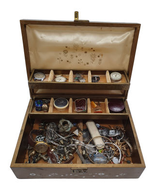 קופסת תכשיטים מלאה בתכשיטים, שעונים ועוד , מעזבון , לא מוין ולא נבדק