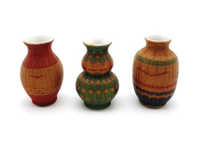 לוט 3 בקבוקוני פורצלן מחופים בקליעת קש עבודת יד מטורפת , לא ידוע לנו מקור הפריט, אבל 