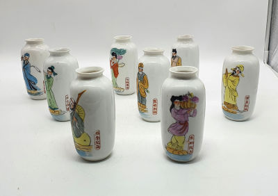 לוט 8 אגרטלי מיני פורצלן סיניים חתומים ומצויירים ביד, כח אחד דוגמא אחרת , מתקופת 