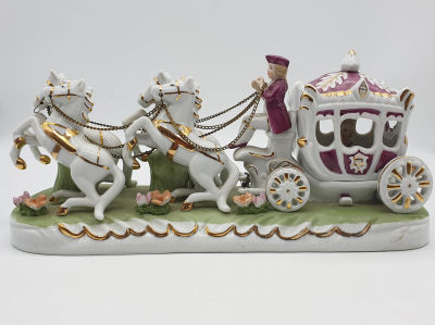 מרכבת סוסים מדהימה ביופיה מפורצלן , הזהבה, 15x34 ,חותמת היצרן בבסיס