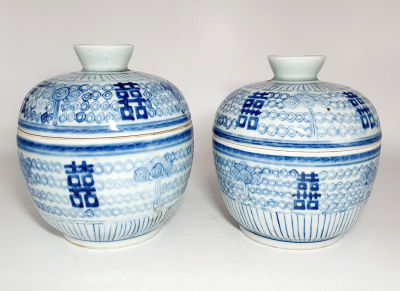 זוג כלי הגשה סיניים עתיקים מפורצלן כחול לבן , מעוטרים בעבודת יד, במצב מושלם ,גובה 