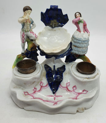 כסת דיו מפורצלן אירופאית עתיקה ,יתכן מאה 18 ,דמויות של גבר ואישה , בגבר יש הדבקה 