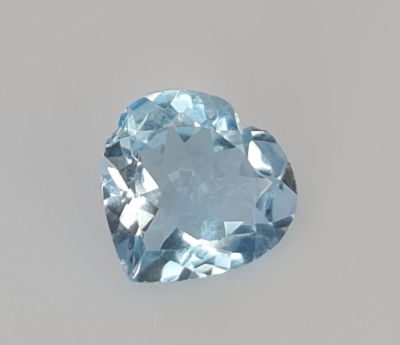 אבן בלו טופז מלוטשת, 7.8 קראט, סופר AAA, צ'יפ זעיר בצד שמאל, ניתן להעלים בתכשוט 