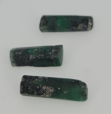 לוט 3 גבישי אמרלד קולומביאני, יפהפיים, 25 קראט, מוכנים לליטוש, טבעיים מהכספת באחריות 