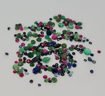 לוט מעורב, 15 קראט, אבני רובי בורמה, ספירים ציילוניים ואמרלדים קולומביאניים, סופר 