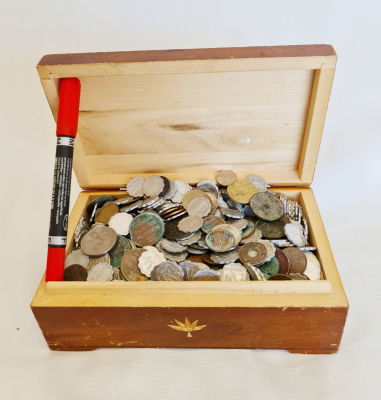 קופסת עץ ישנה וגדולה , מלאה במטבעות ישראל וחו"ל , 20x12.5x8 , מלאה במטבעות 