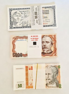 לוט נדיר ביותר הכולל 3 חבילות בנקאיות של 100 שטרות כל אחת ,חתומות על חבק מקורי 