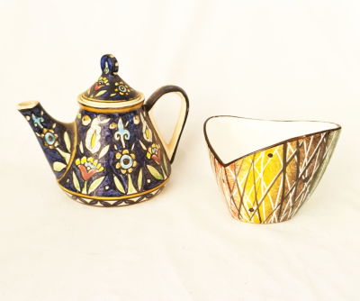 קומקום קרנת שנות ה 50 בסגנון ארמני חתום בבסיס+ כלי של אבנית , גובה 12 ו 18