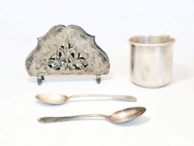 לוט 4 כלי כסף: כפית חתומה 84 וחתימת האמן , כפית חתומה 800 , כוס ומחזיק מפיות , משקל 