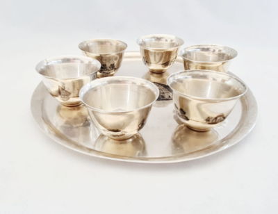 מגש + 6 כוסיות כסף (לא חתום , אבל נבדק) , נראה עבודת ניילו , איכותי ביותר , קוטר 