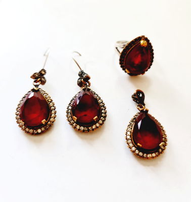 סט טבעות , עגילים ותליון מכסף משובצים באבני חן