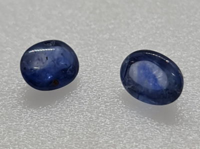 שתי אבני ספיר נחלים מלוטשות, 2 קראט, טבעיות מהכספת באחריות מלאה