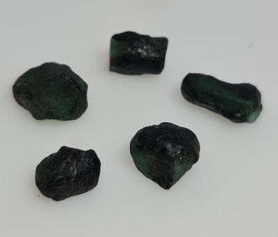 לוט 5 אבני אמרלד גולמיות, 33.5 קראט, טבעיות מהכספת באחריות מלאה