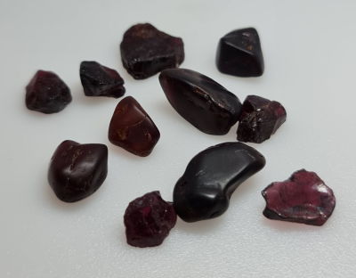 לוט 11 אבני גרנט גולמיות יפהפיות, 120 קראט, טבעיות מהכספת באחריות מלאה