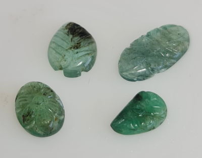 לוט 4 אבני ג'ייד ירוק מלוטשות ומגולפות, 10 קראט, טבעיות מהכספת באחריות מלאה