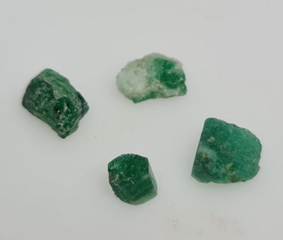 ארבע אבני אמרלד גולמיות, 10 קראט, טבעיות מהכספת באחריות מלאה