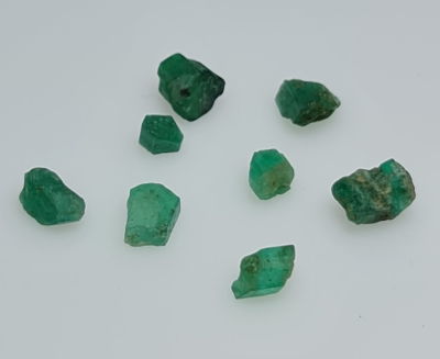 שמונה גבישי אמרלד גולמי, 8.3 קראט, טבעיים מהכספת באחריות מלאה